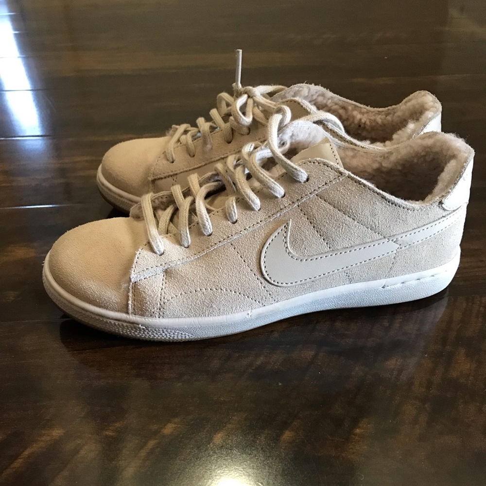 Women’s Nike sneakers